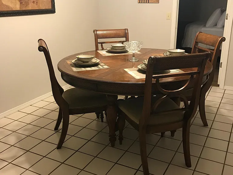 Dining area with 4 or 6 chairs
