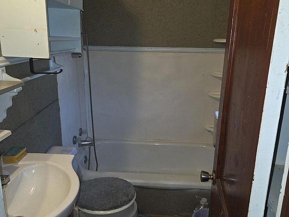 4th image of 315 Boling St