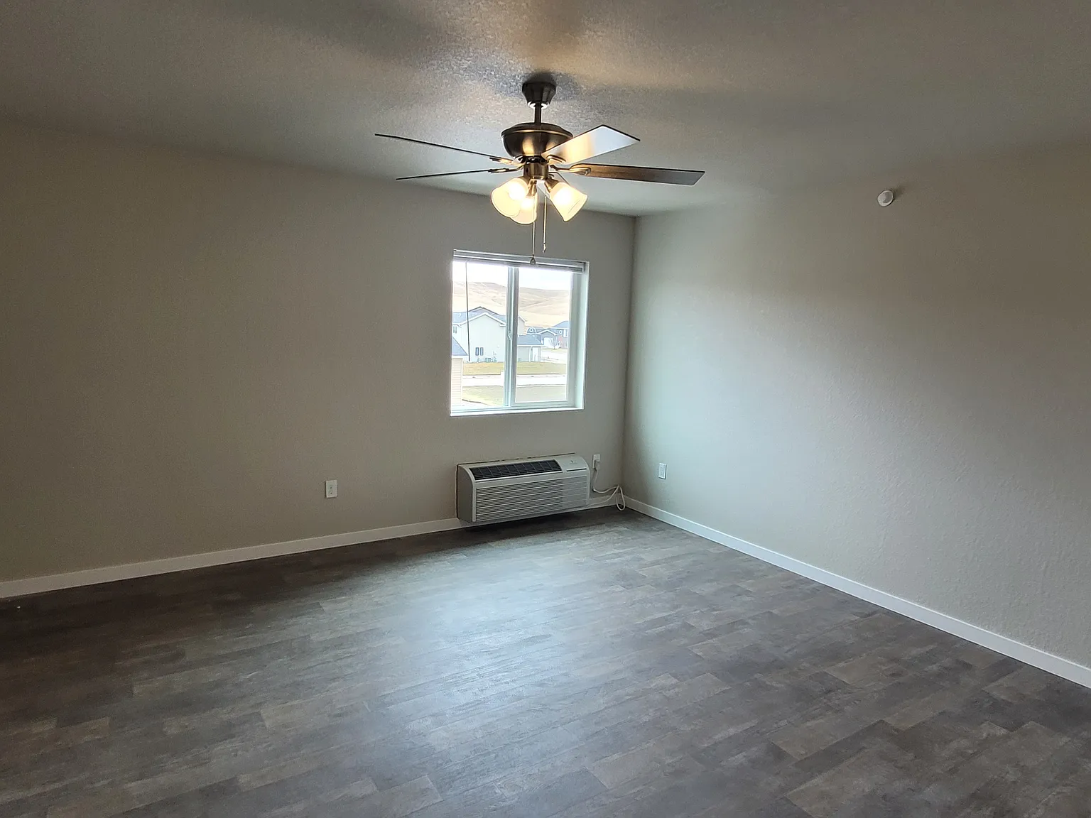 Studio, 588 sqft, $995 — Photo 3
