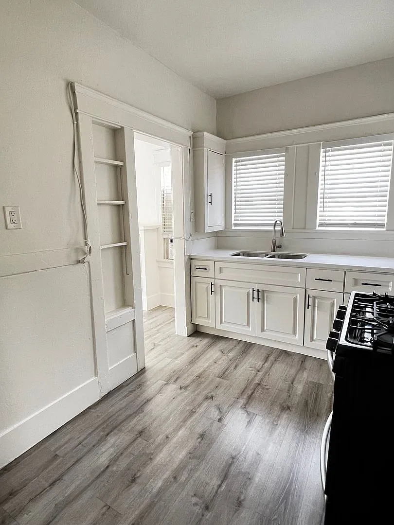 Building Photo - 920 N. Washington in Long Beach!