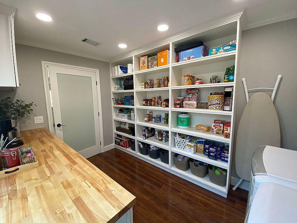 Walk-in pantry and laundry 