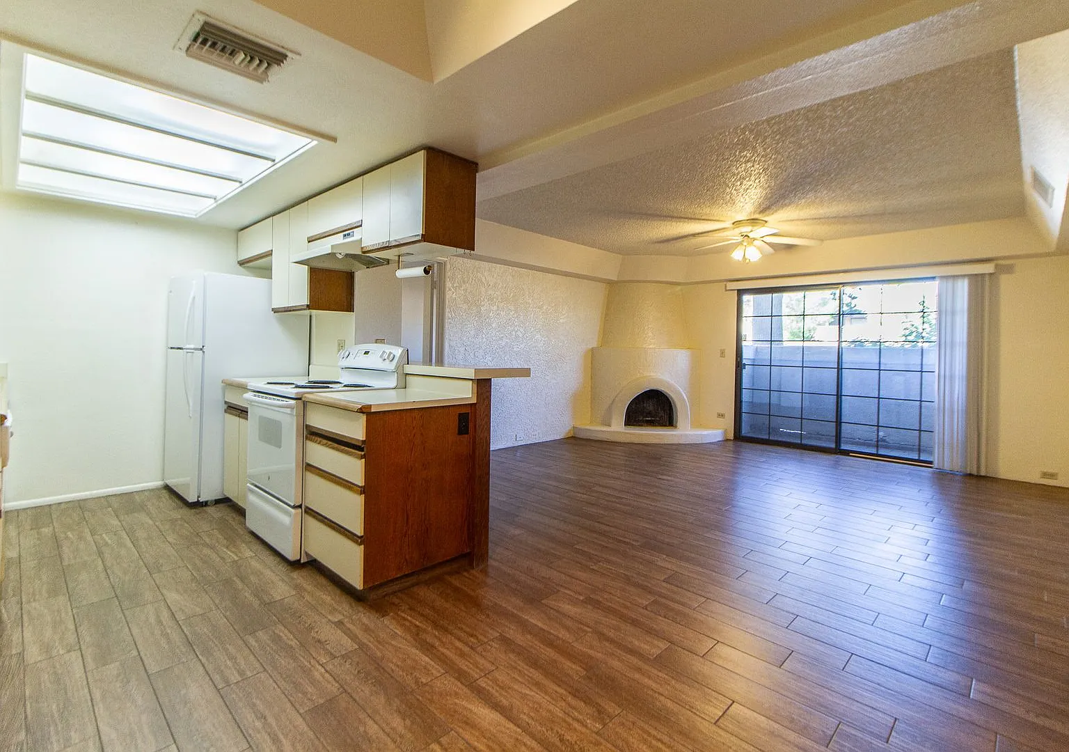 Come Check Out This Classic 2bed, 2bath Condo — Photo 2