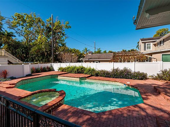 4th image of 756 17TH AVENUE NE