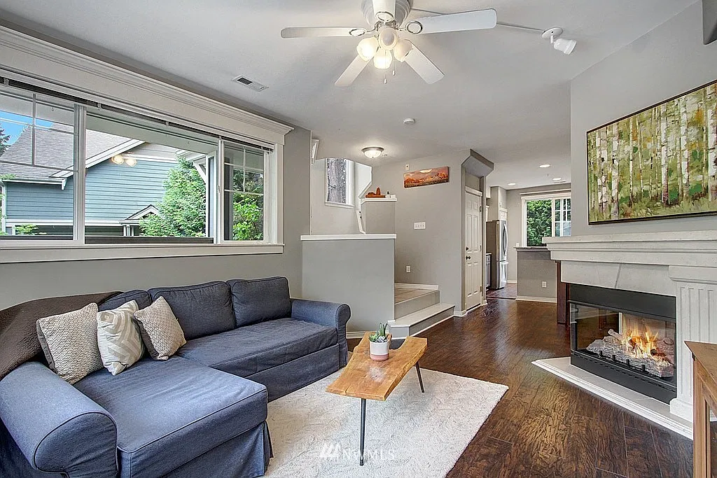 3 bed, 2.5 bath, 1246 sqft, $3,200 — Photo 3