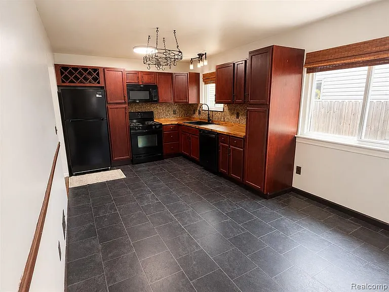 23400 Reynolds Ave — Photo 20