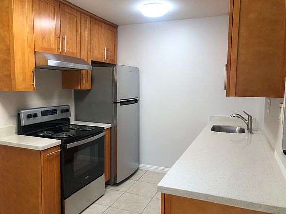 5th image of 1490 Crestwood Dr APT 4