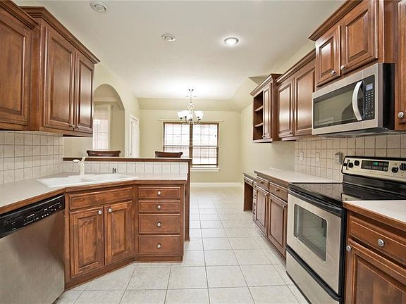 3rd image of 500 NW Saddlebrook Dr