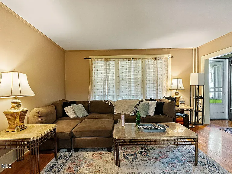 3 bed, 1200 sqft, $1,900 — Photo 1