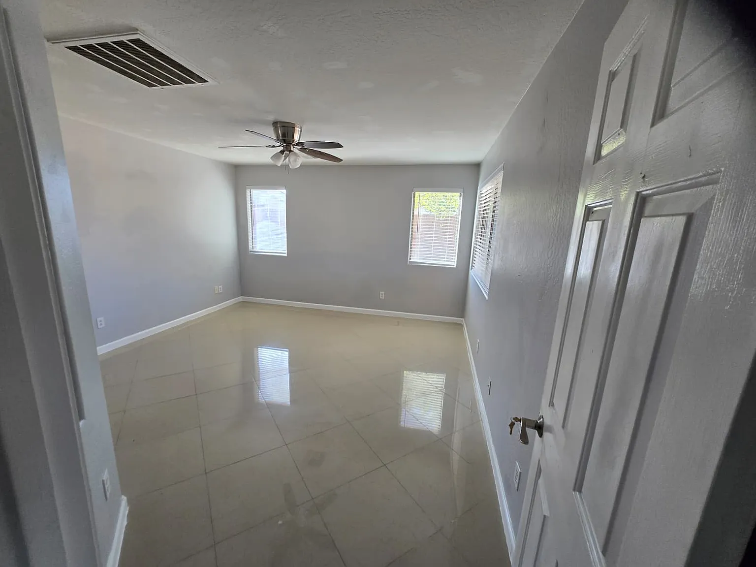 4 bed, 1861 sqft, $2,200 — Photo 2