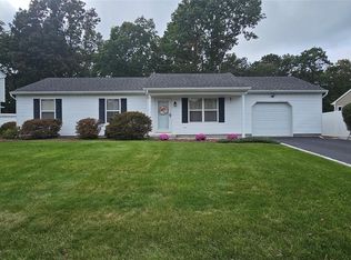 6 Evelyn Court, Manorville, NY 11949