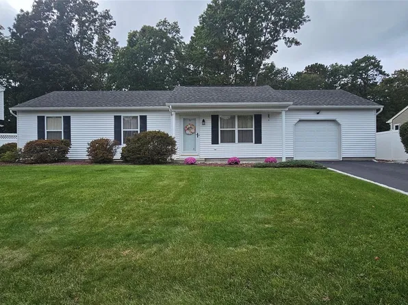 6 Evelyn Court, Manorville, NY 11949