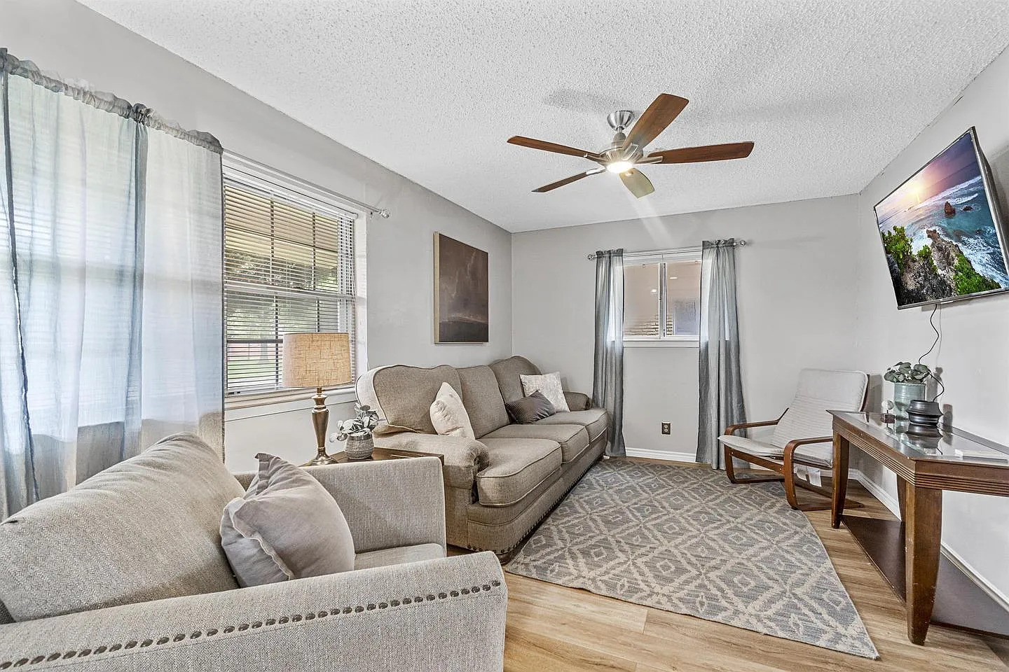 Spacious and Cozy Home in the Heart of Garland — Photo 2