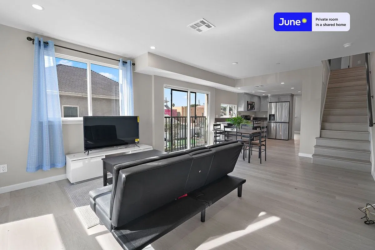 Queen bedroom in 5 bed/5 bath home in Boyle Heights #1828 E — Photo 4