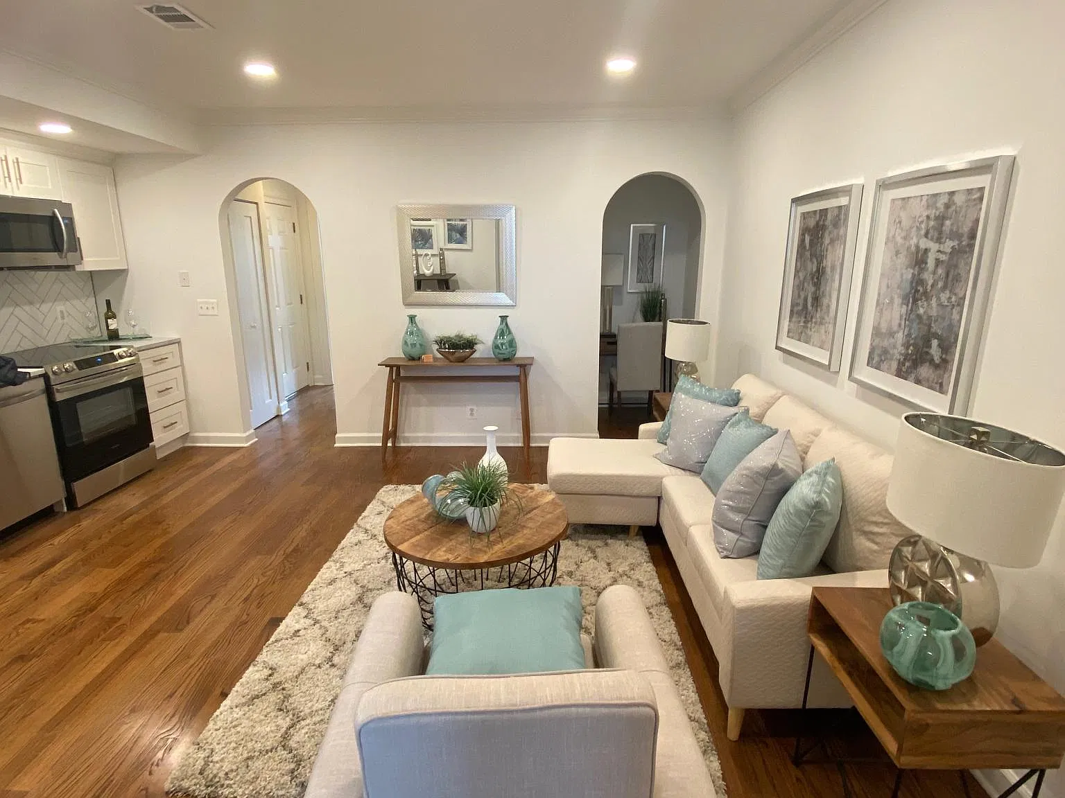 2 bed, 792 sqft, $2,100 — Photo 3
