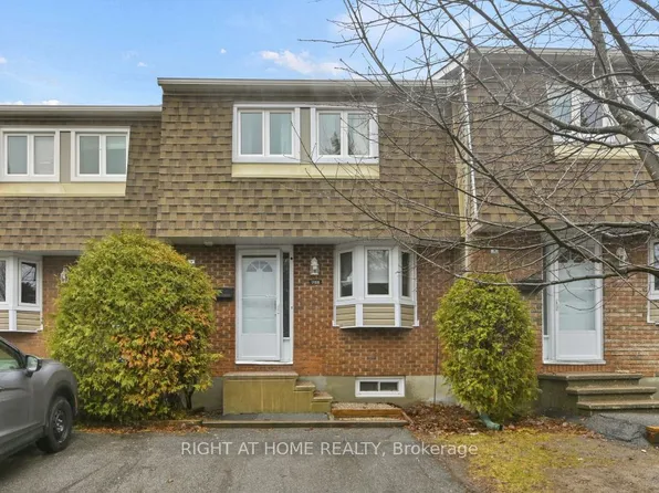 1700 Lamoureux Dr #E, Ottawa, ON K1E 2N2