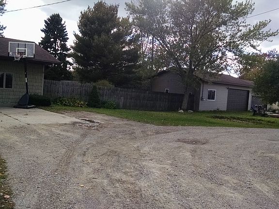 Privacy fence connects house