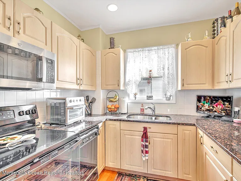 421 W Lincoln Ave — Photo 6