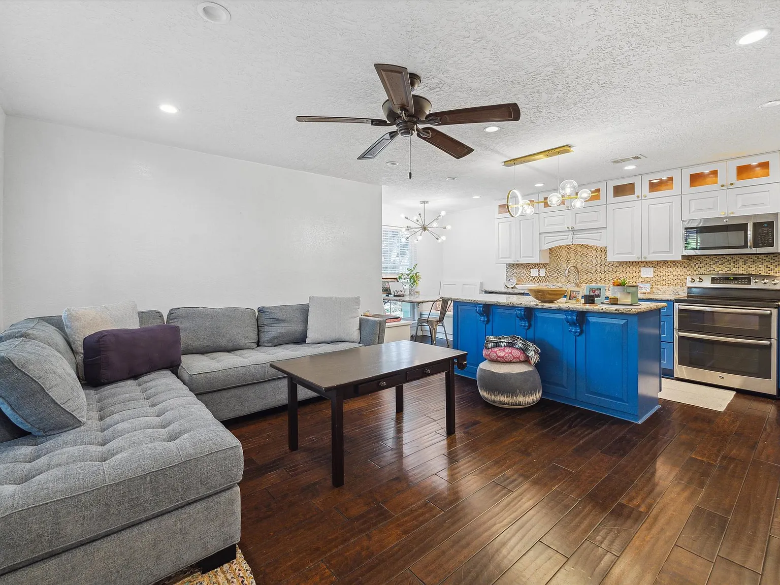 3 bed, 1120 sqft, $2,500 — Photo 3