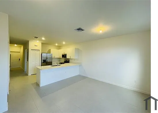 4 bed, 1600 sqft, $3,300 — Photo 3