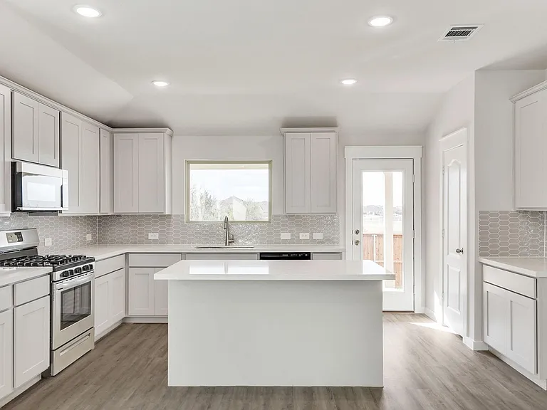 2907 Doggett Dr — Photo 6
