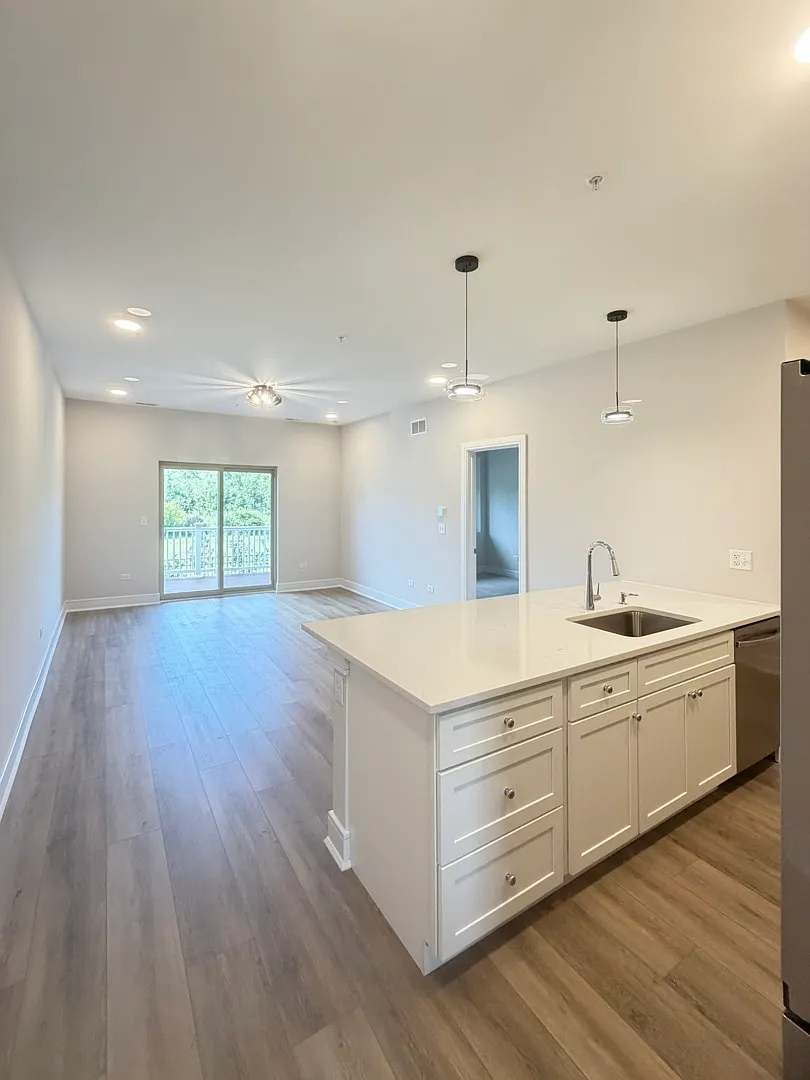 4 bed, 2.5 bath, 1805 sqft, $4,200 — Photo 3