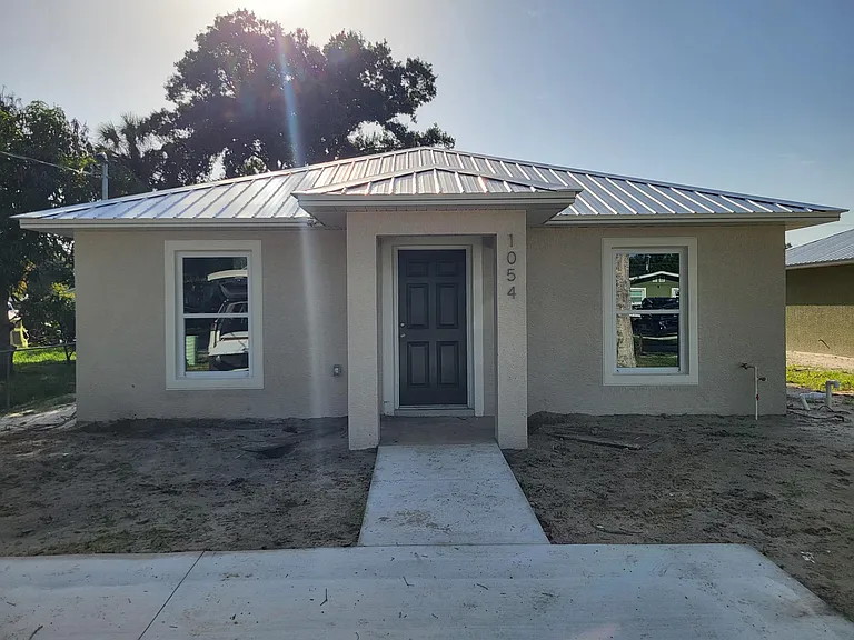 1054 SE Mills Ave — Photo 3