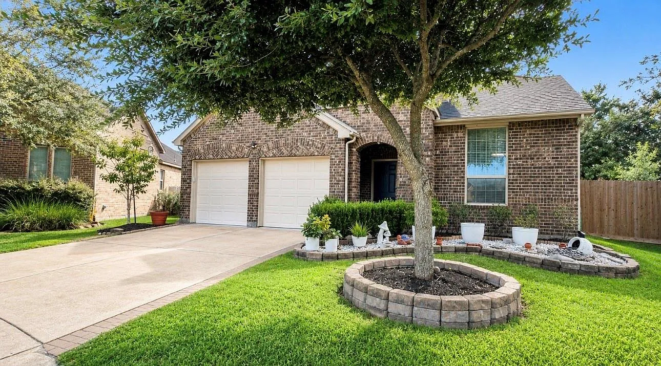 3 bed, 2.0 bath, 2196 sqft, $2,675 — Photo 2