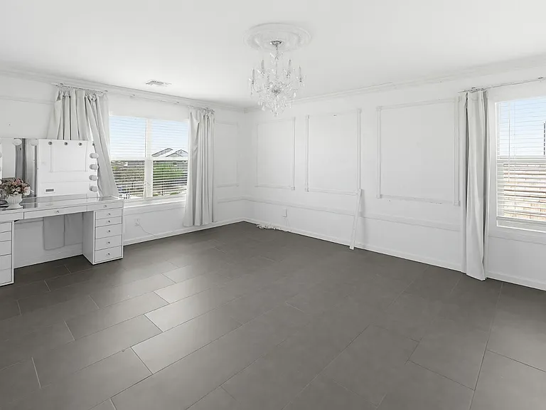 6815 W Encinas Ln — Photo 2