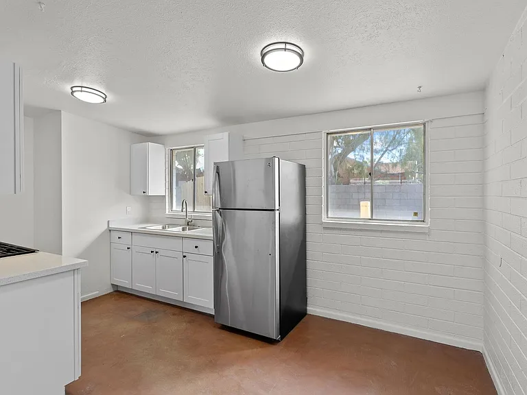 1515 E Blacklidge Dr — Photo 2