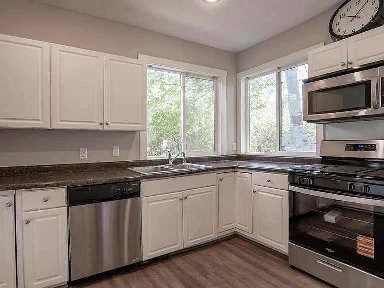 1602 Johnson St NE — Photo 5