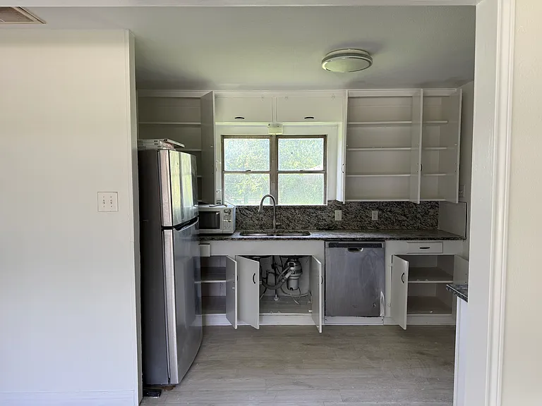 341 Kaye St — Photo 1