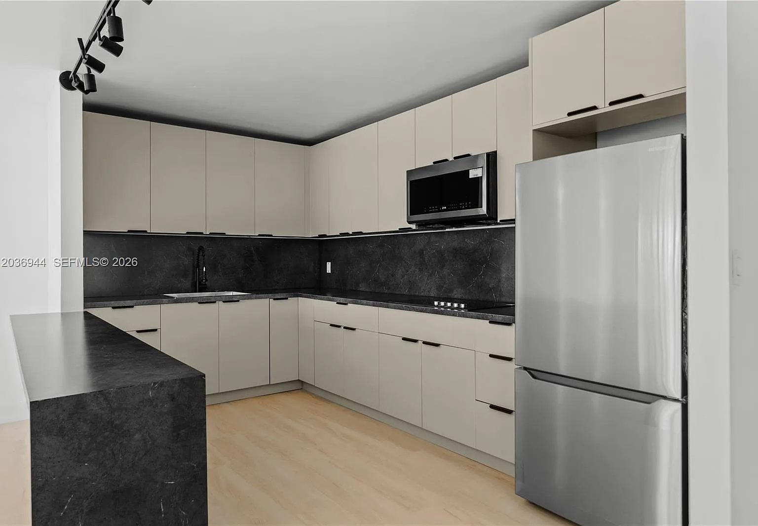 Naranja Lakes Condo No 5 — Photo 1