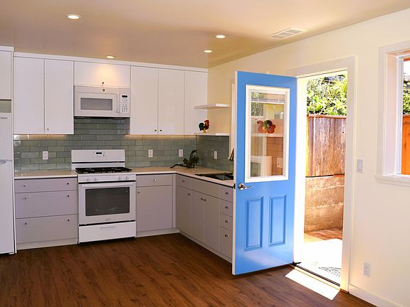 Kitchen w/ Patio door