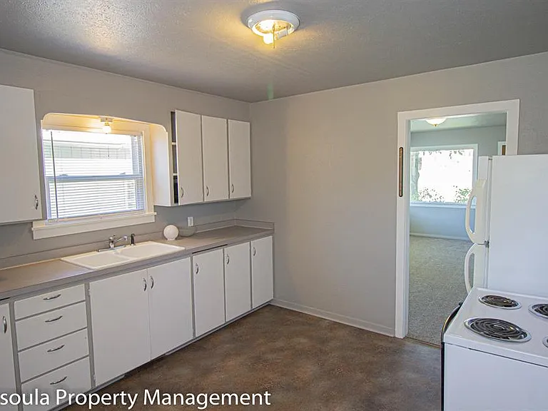 1937 Maple St — Photo 2