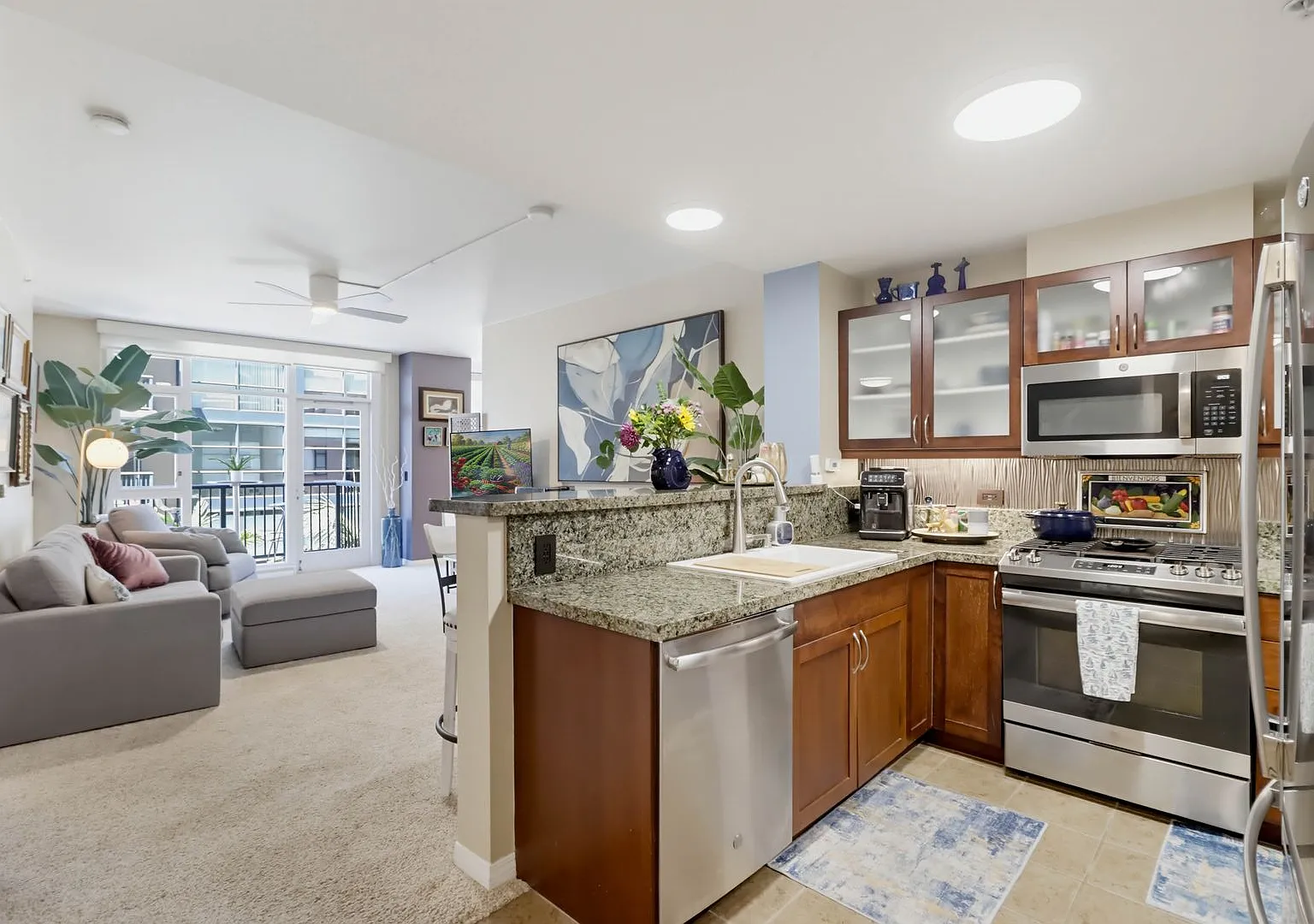 Upgraded Gaslamp 1B/1B Condo with Secured Parking, Private Balcony & Storage — Photo 4