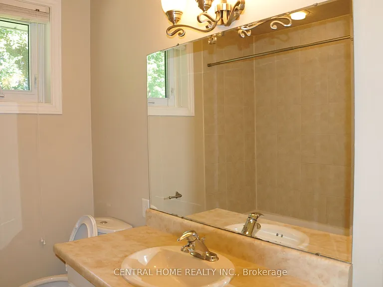 66 Collins Cres — Photo 9