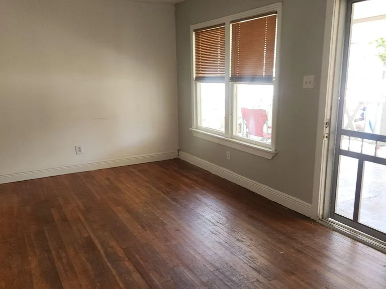 926 Cross St — Photo 2