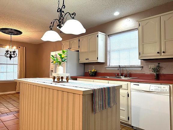 2nd image of 1020 Lincoln Dr