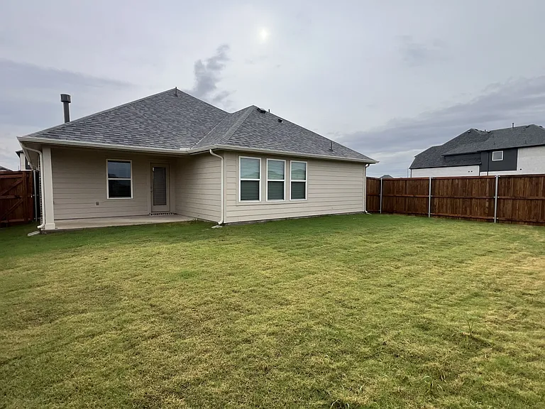 725 Amalfi Way — Photo 17