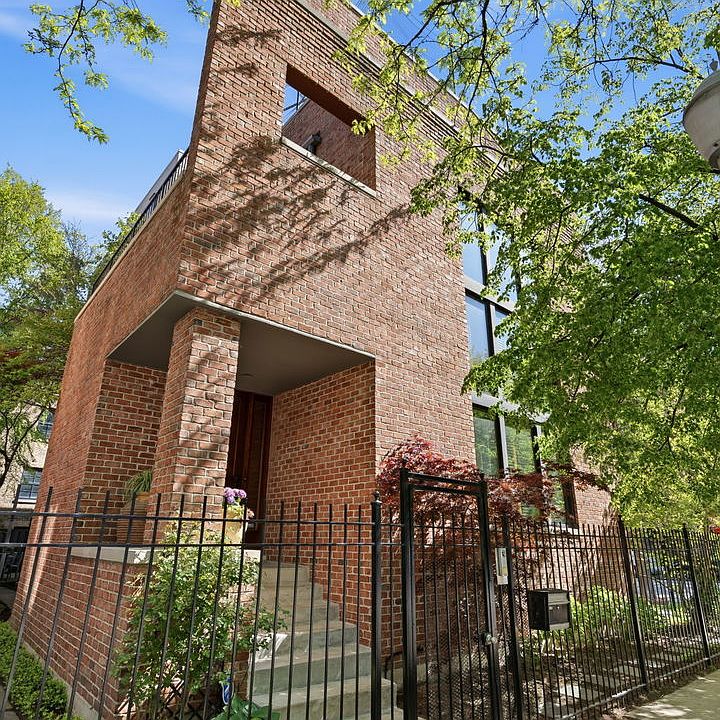 2nd image of 1202 W Fletcher St