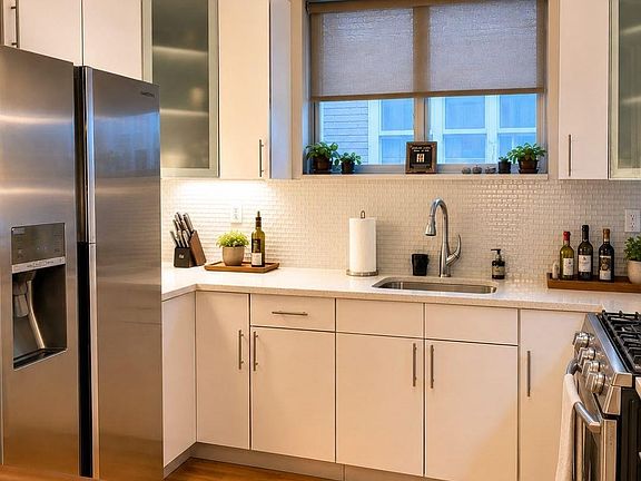 5th image of 127 E 52nd Street