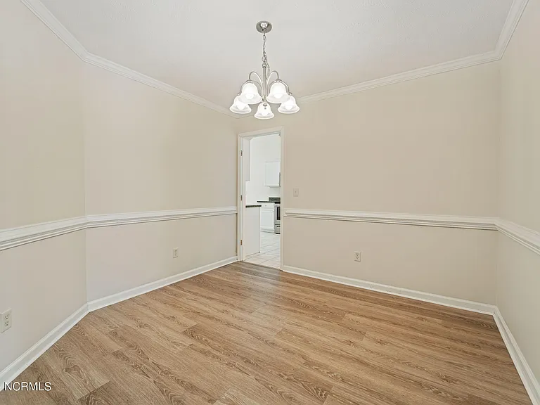 102 Mendover Dr — Photo 6