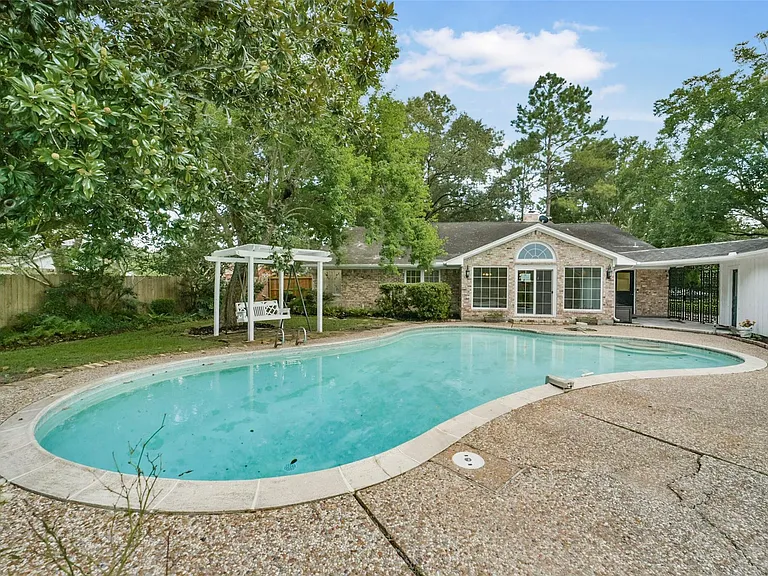 110 Hillcrest Dr — Photo 1