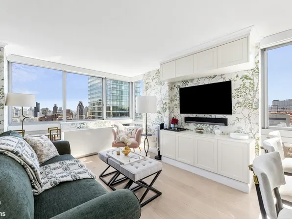 235 East 55th Street image 1 of 7