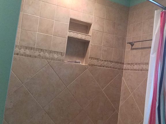 Hall bath tile shower/tub