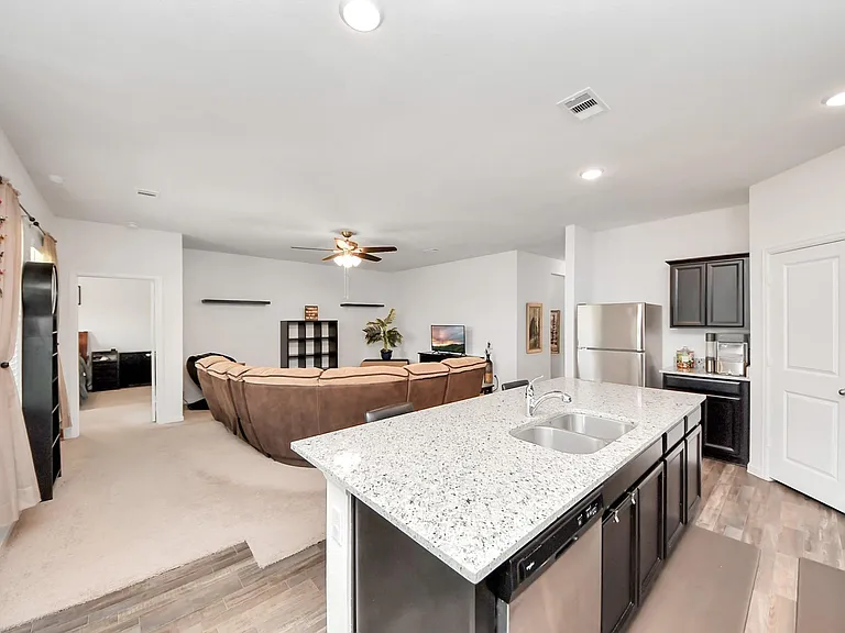 1024 Banyon Tree Ln — Photo 36