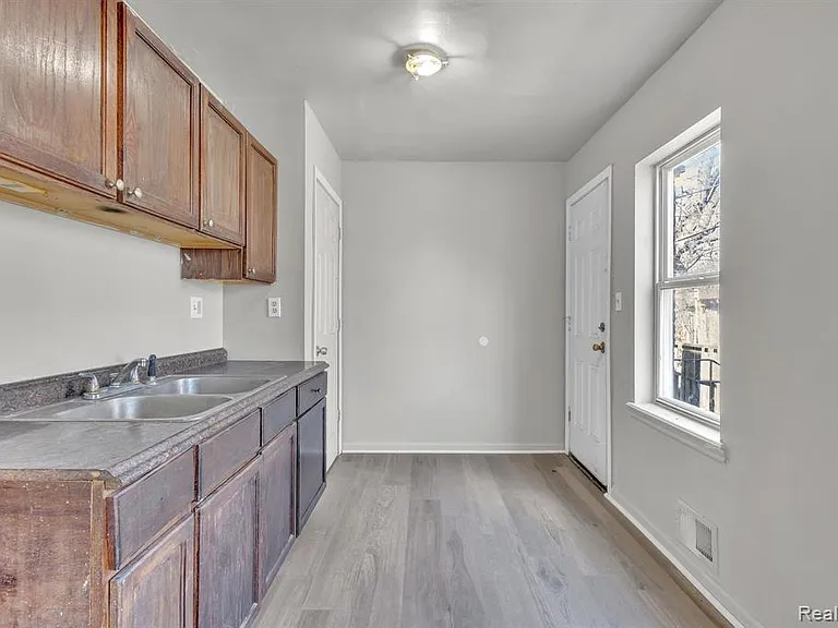 764 Woodmere St — Photo 14