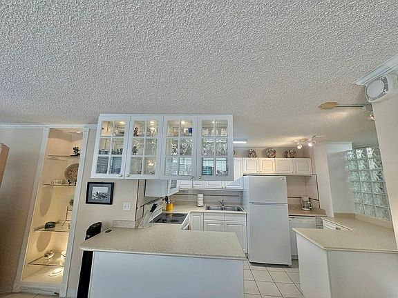 2nd image of 2415 Ala Wai Blvd