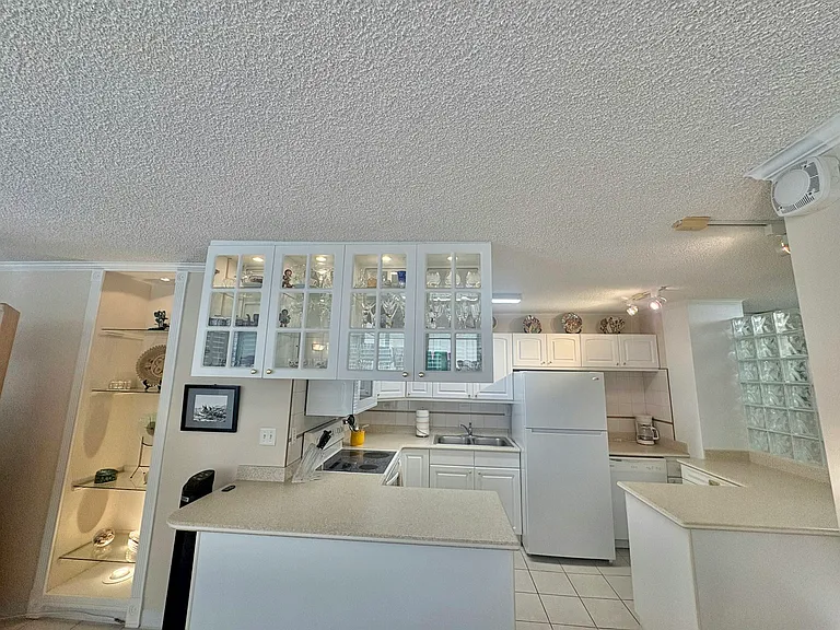 2415 Ala Wai Blvd — Photo 2