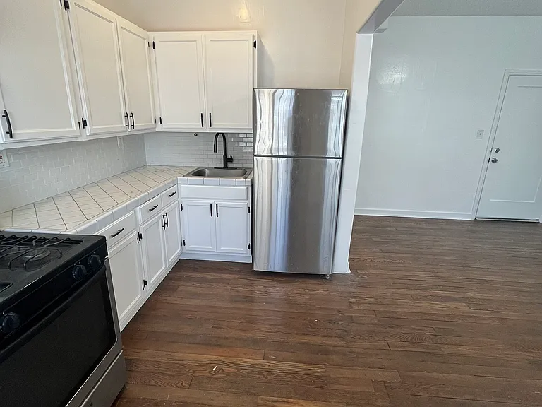 1121 N Kenmore Ave #102 — Photo 9